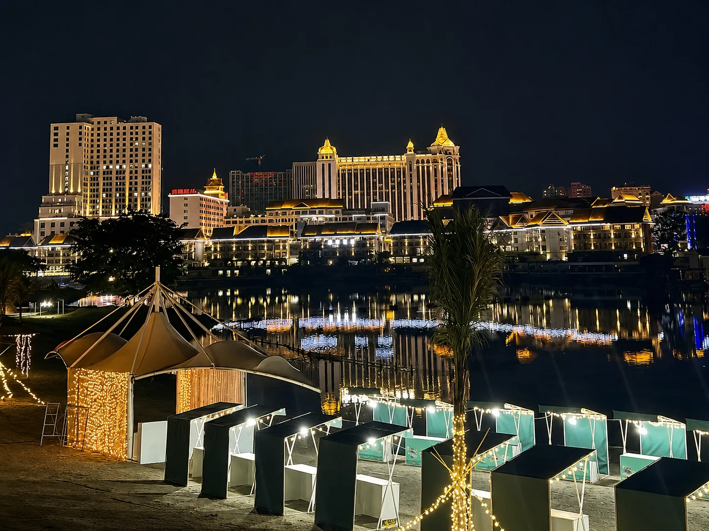 新盛度假区湖畔夜景